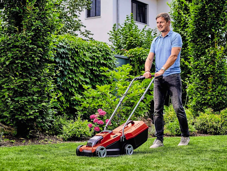 Smidig och kraftfull batteridriven gräsklippare - perfekt för din trädgård!