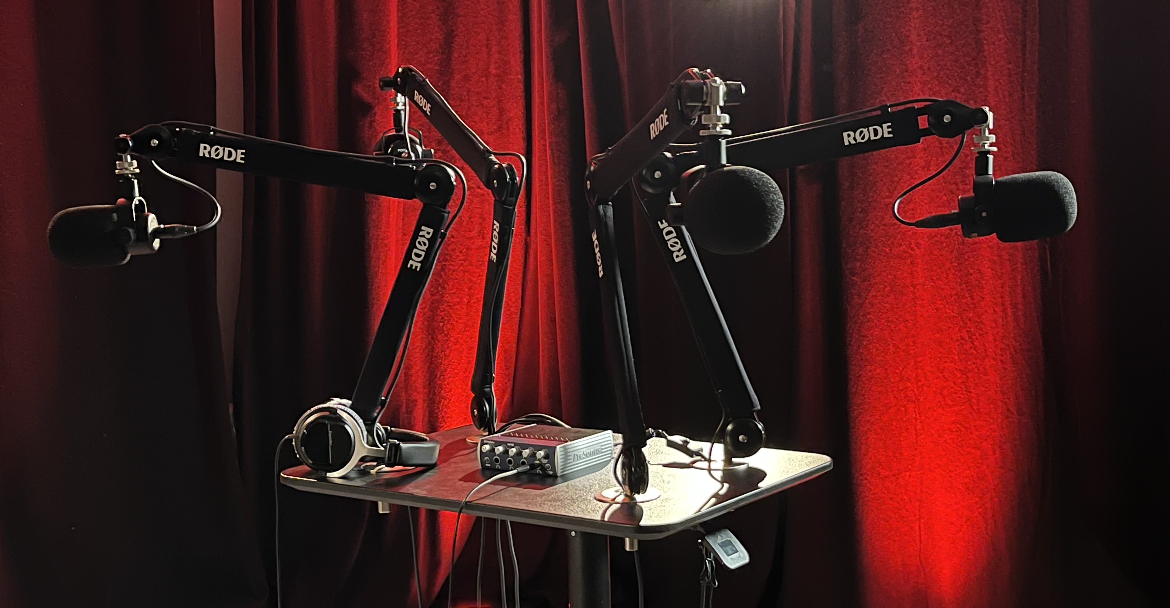 Podcastkit- bord med 4 mikrofoner och hörlurar