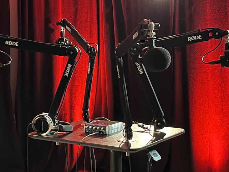 Podcastkit- bord med 4 mikrofoner och hörlurar