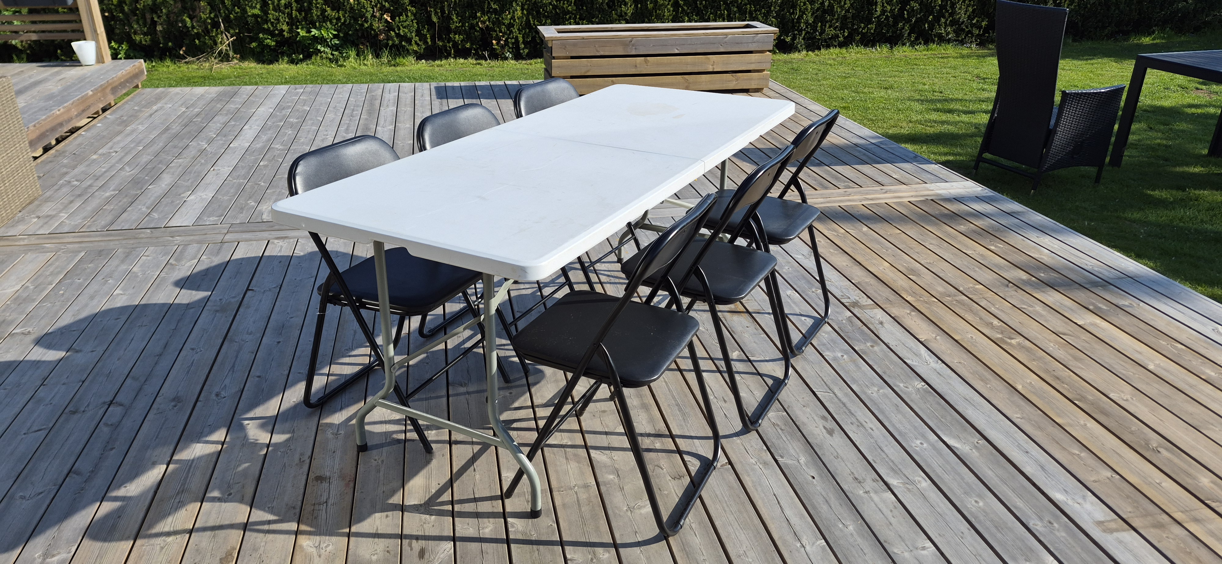 Bord och sex stolar 