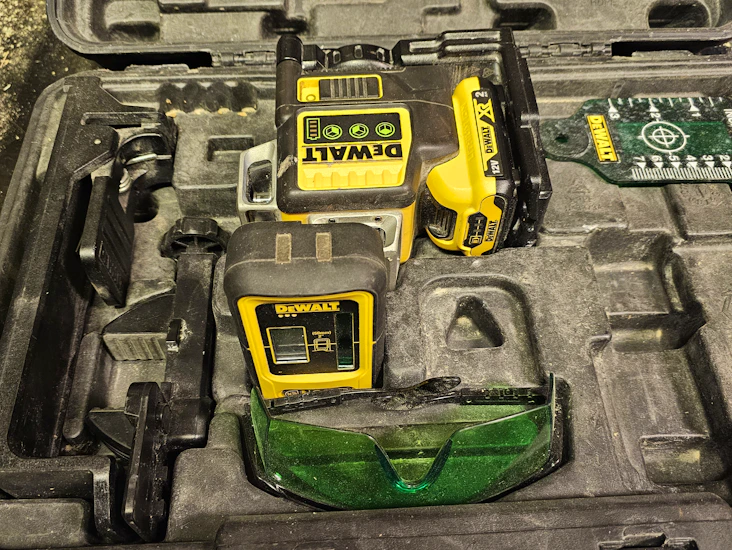 Dewalt strek og krysslaser med mottaker