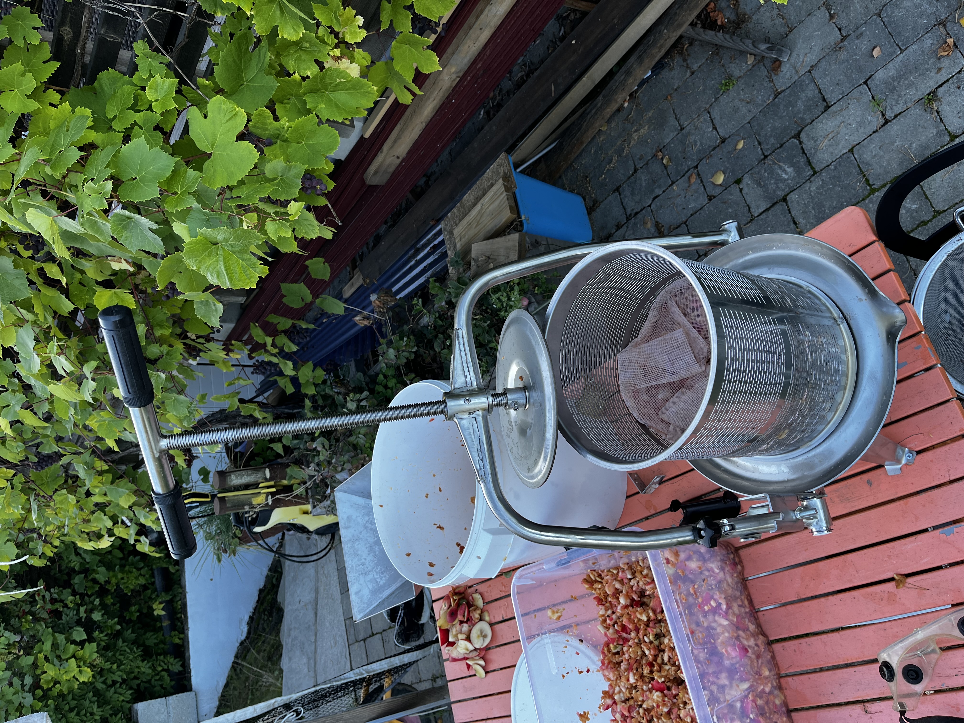 Fruktpresse og kvern