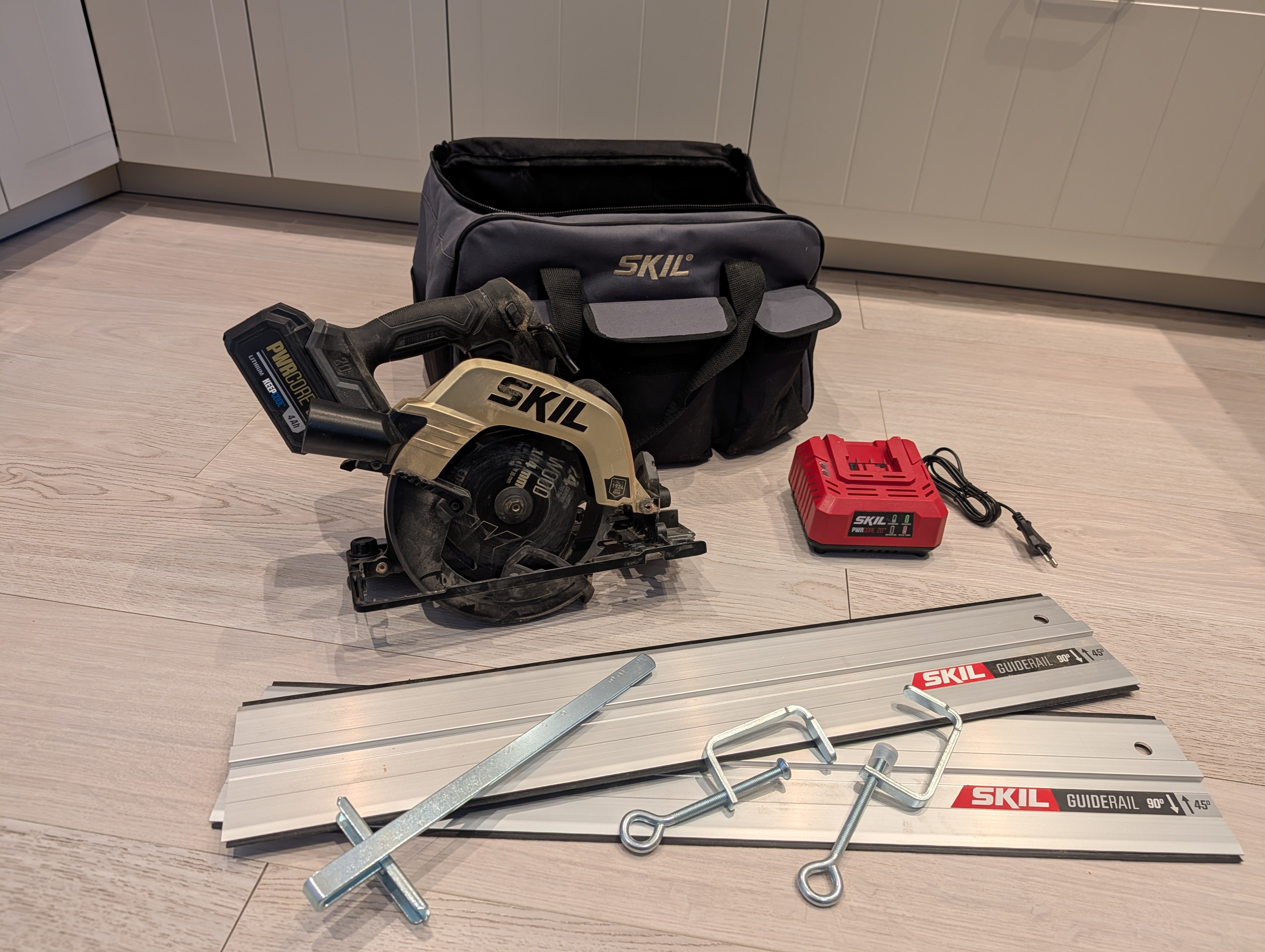 Batteridriven cirkelsåg med styrskenor – skil 20v