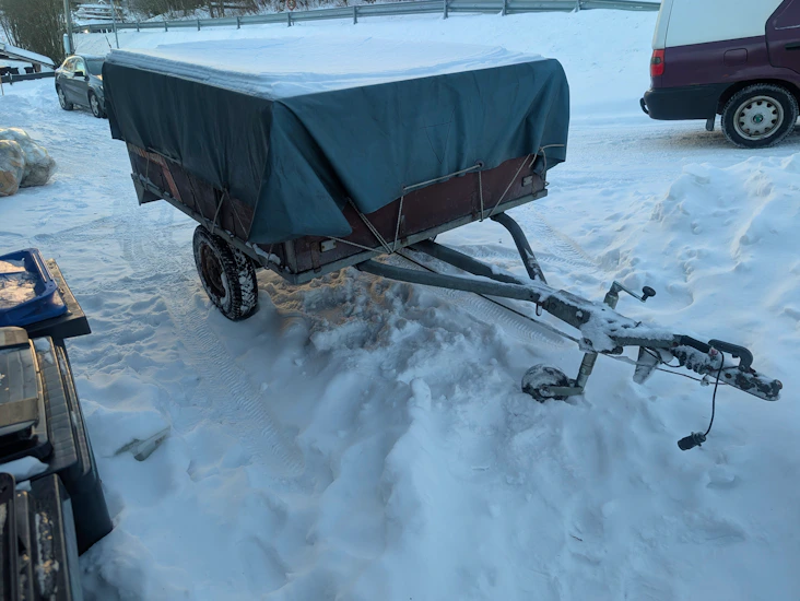 Tilhenger med brems og presenning