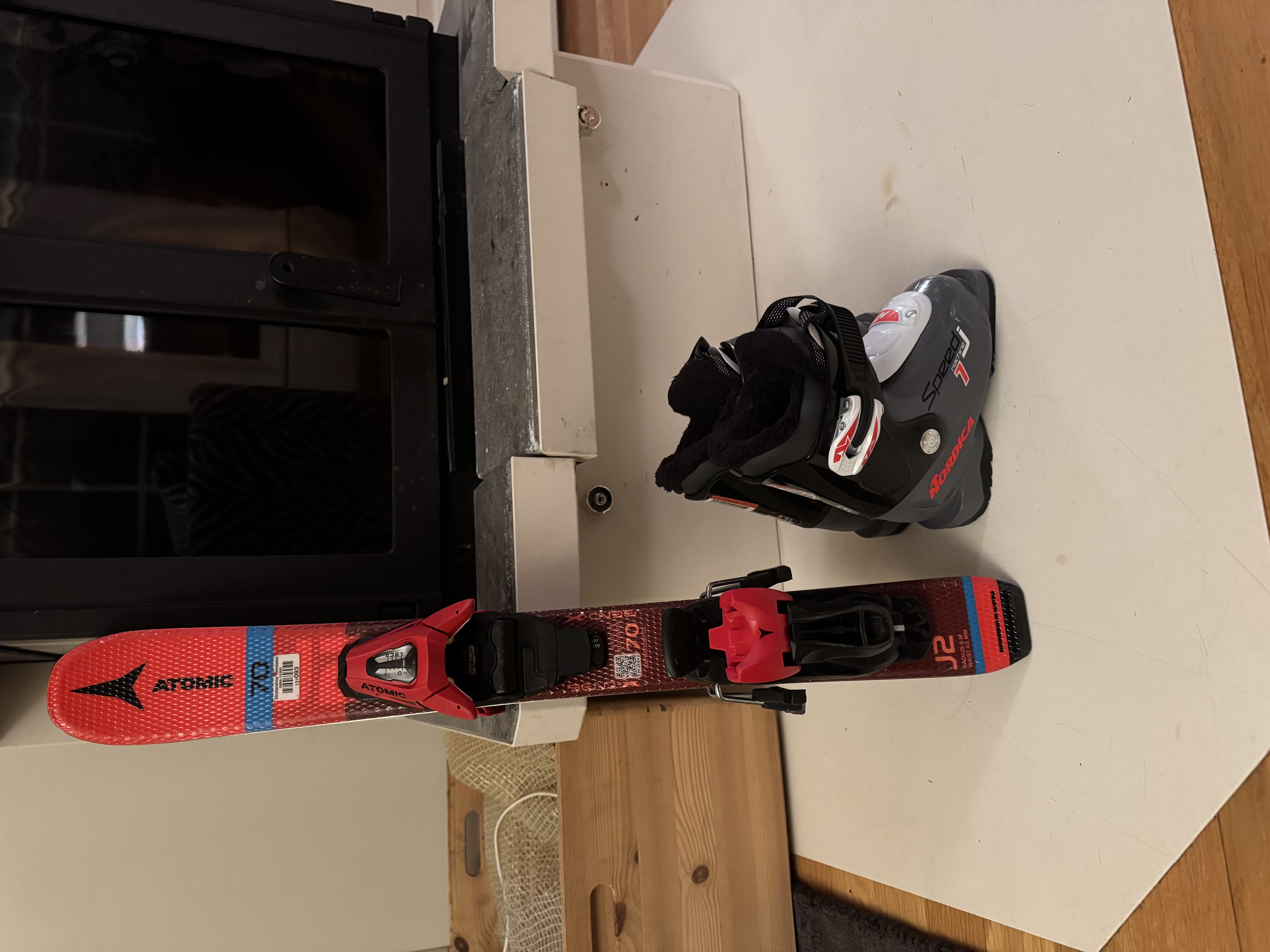 Skidor 70cm + pjäxor storlek 25 (190mm/155mm)