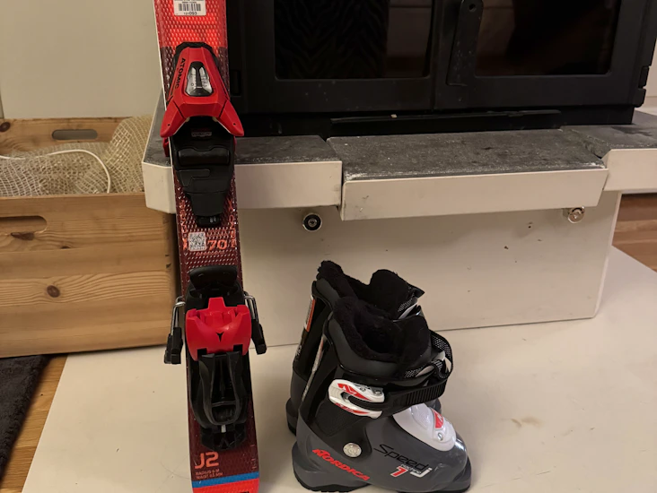 Skidor 70cm + pjäxor storlek 25 (190mm/155mm)