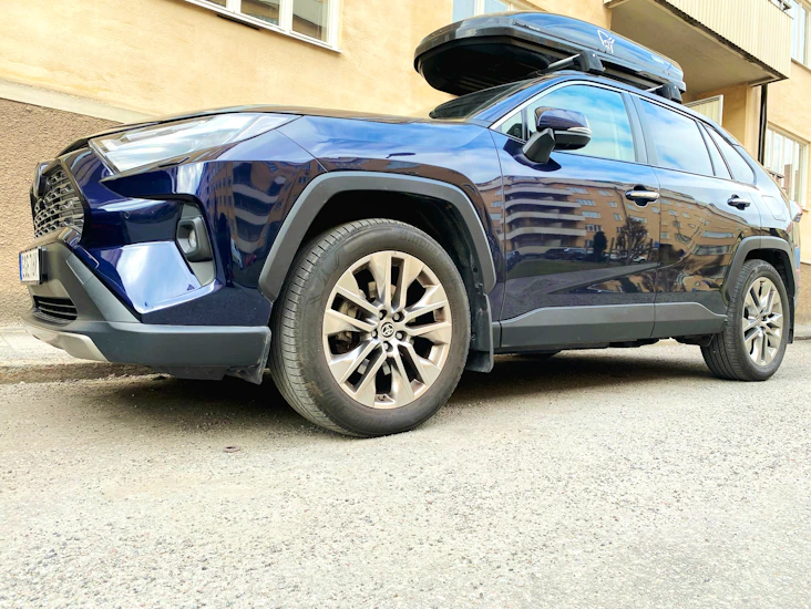 Toyota rav4 hybrid 2022 med takbox – elegant suv för familj & resa , bilbarnstol.