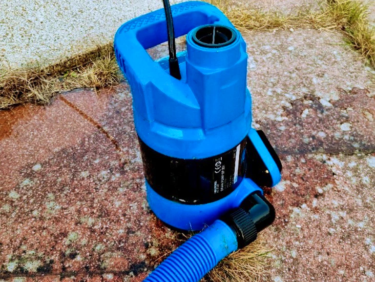 Dräneringspump inkl. slang.