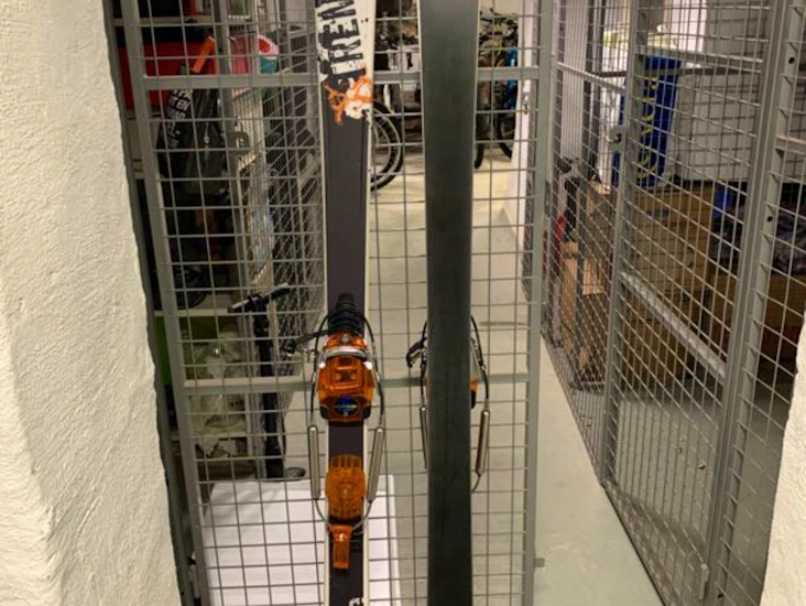 Telemarkskidor (skidor + stavar)