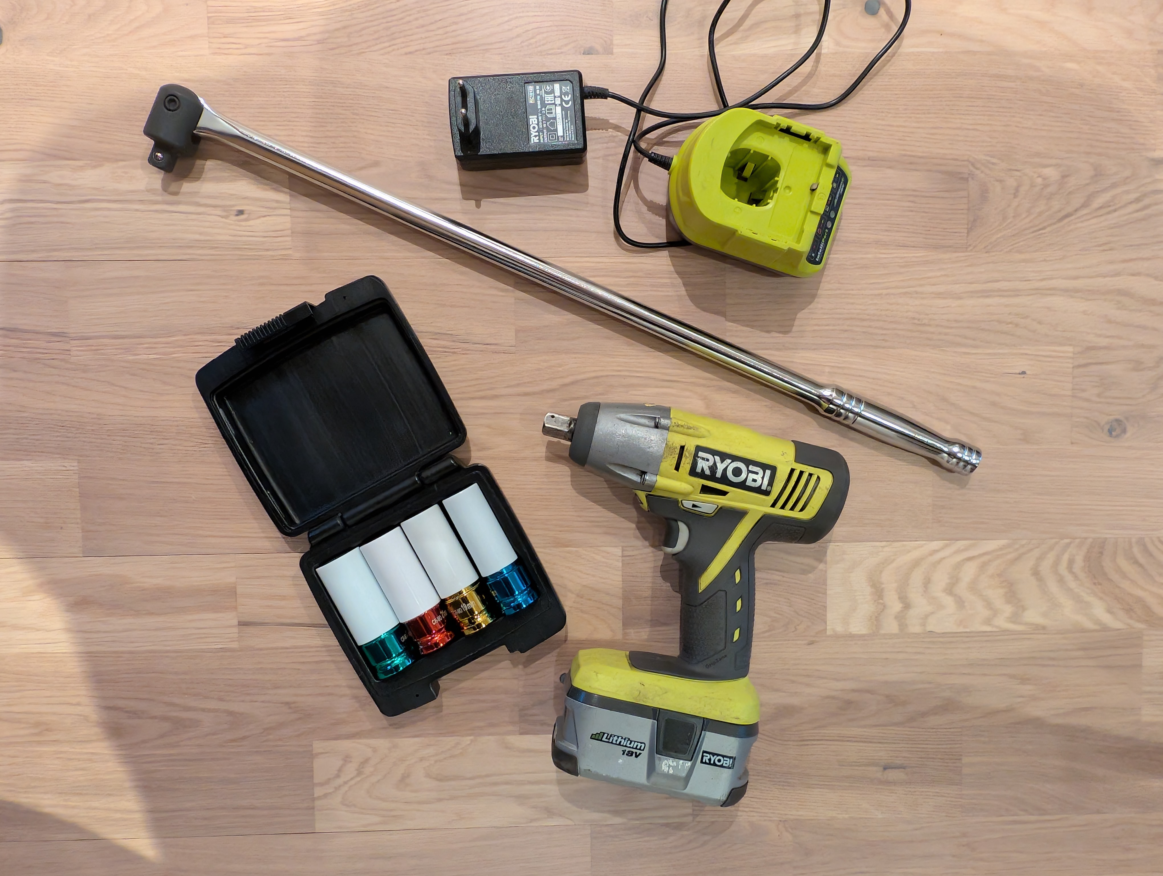 Trådlös mutterdragare ryobi - breaker bar/brytjärn och hjulmutterhylsor i 4 storlekar ingår