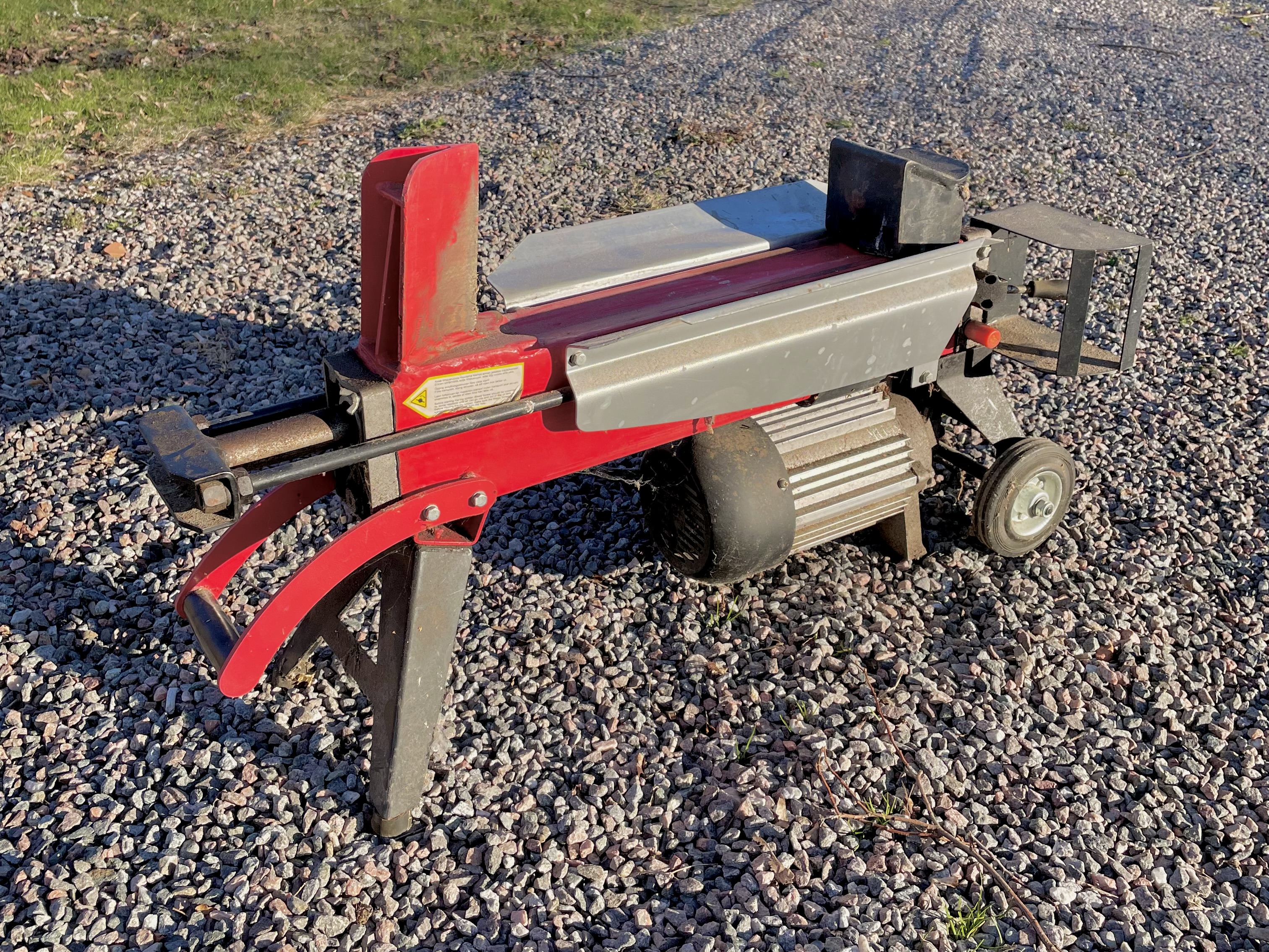 Kraftig eldriven vedklyv