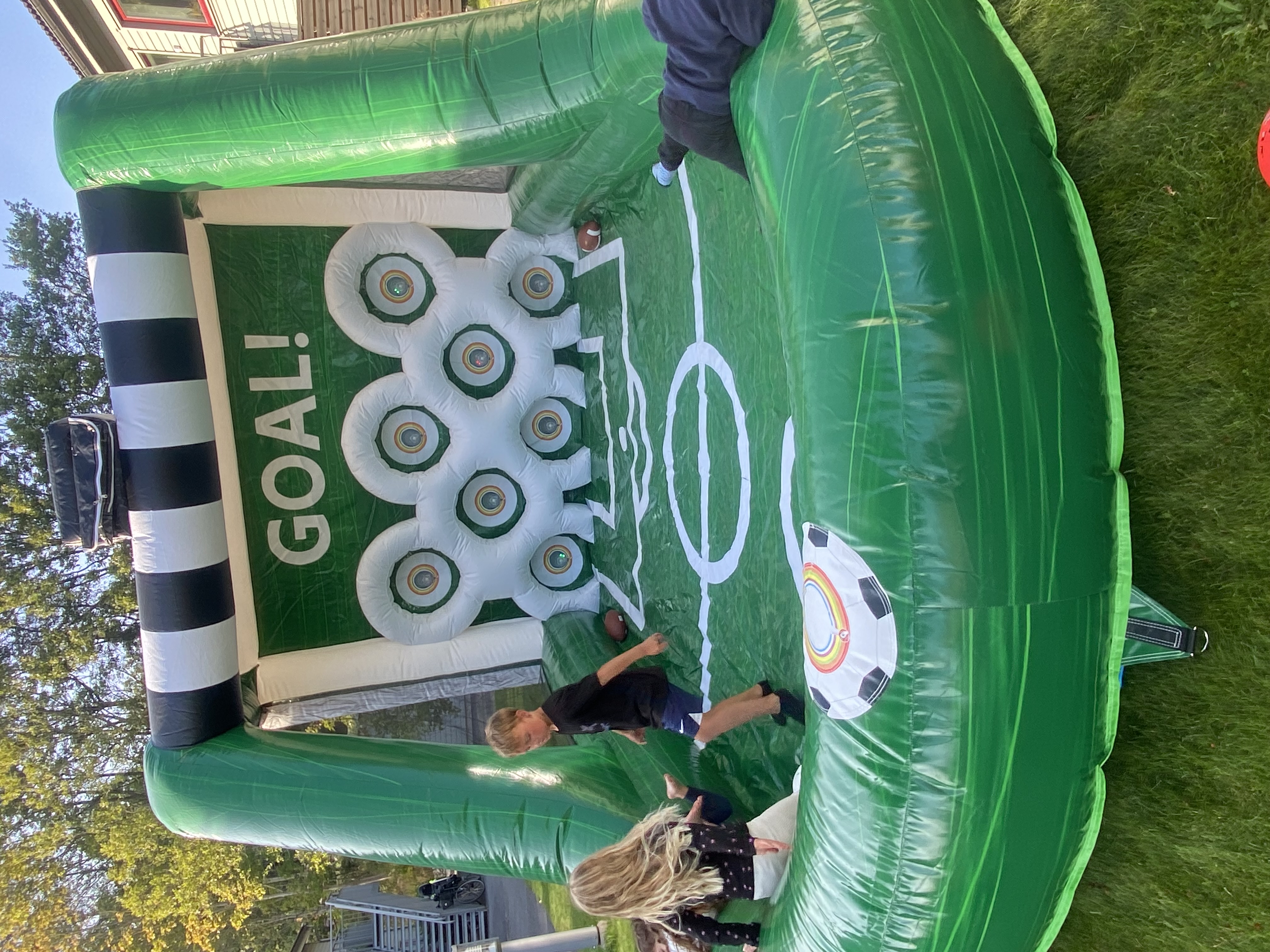 Interaktivt fotbollsmål hoppborg