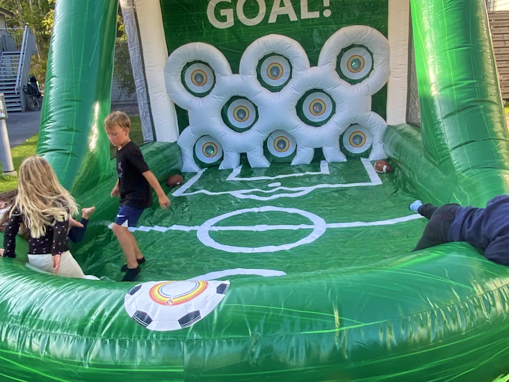 Interaktivt fotbollsmål hoppborg