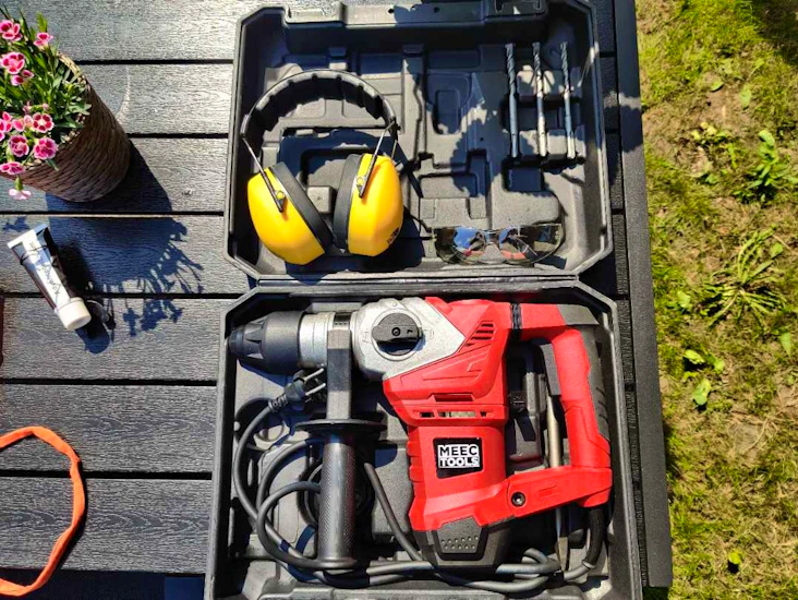 Kraftfull slagborr + borrar + hörselskydd