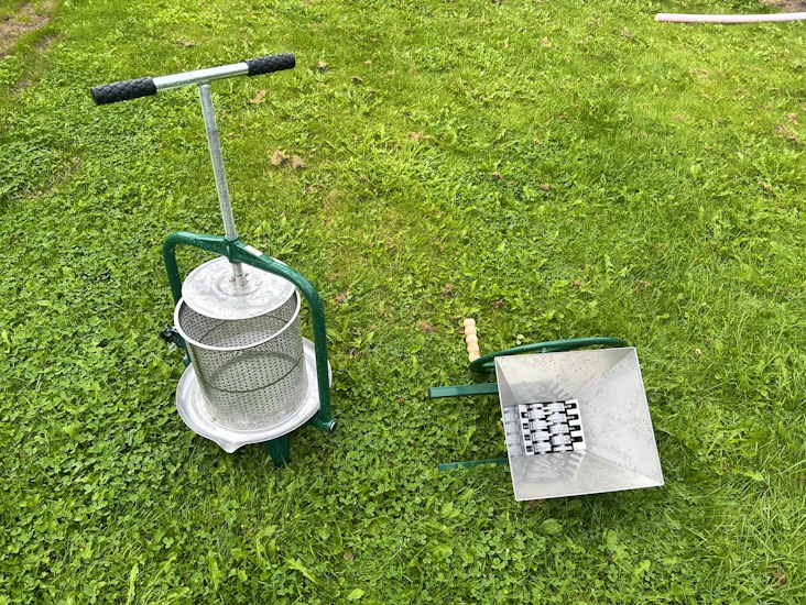 Fruktkross och fruktpress för egen äppelmust