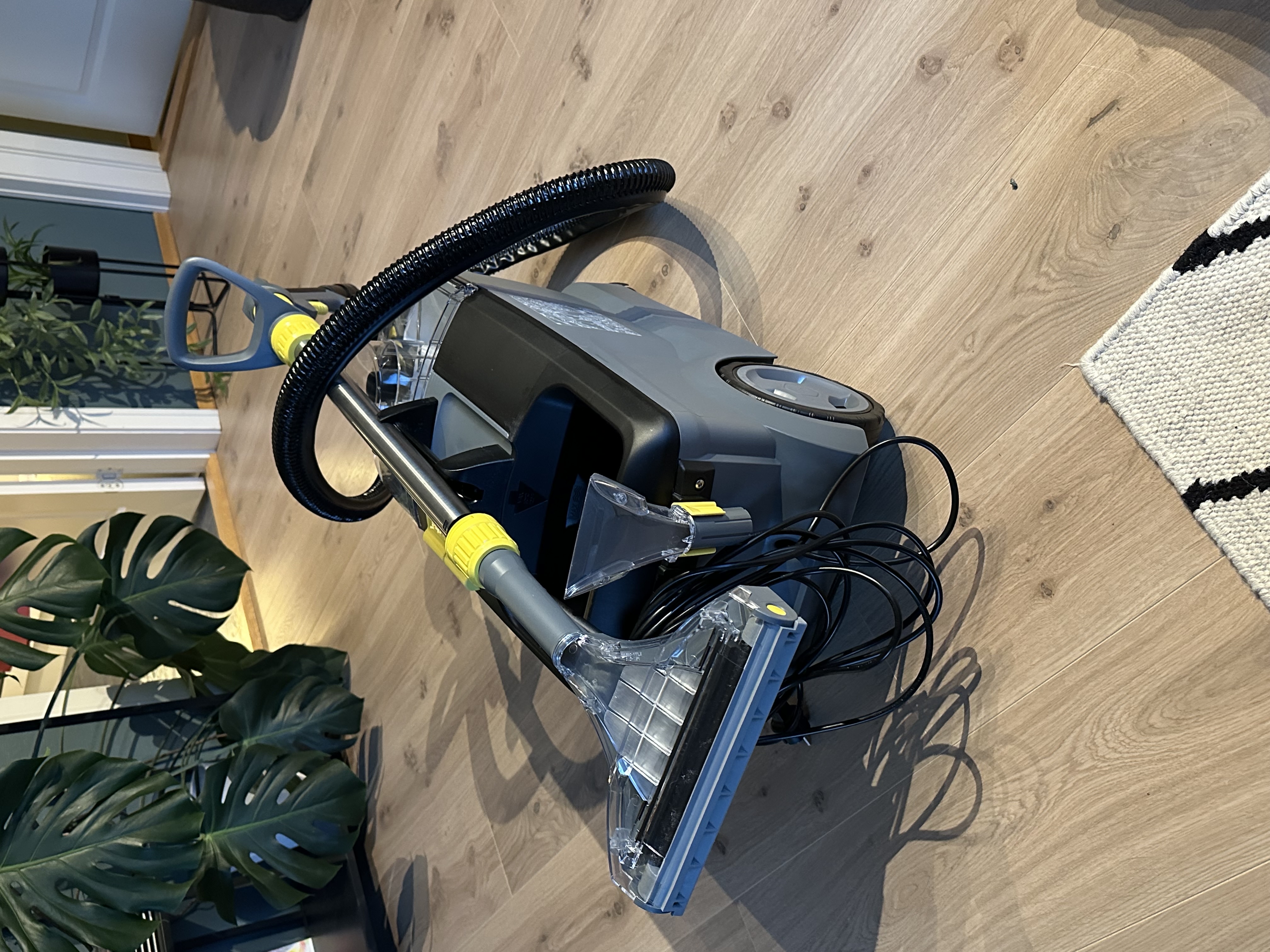 Lei kärcher puzzi 10/1 – effektiv og brukervennlig tepperenser for møbler, tepper og bilinteriør