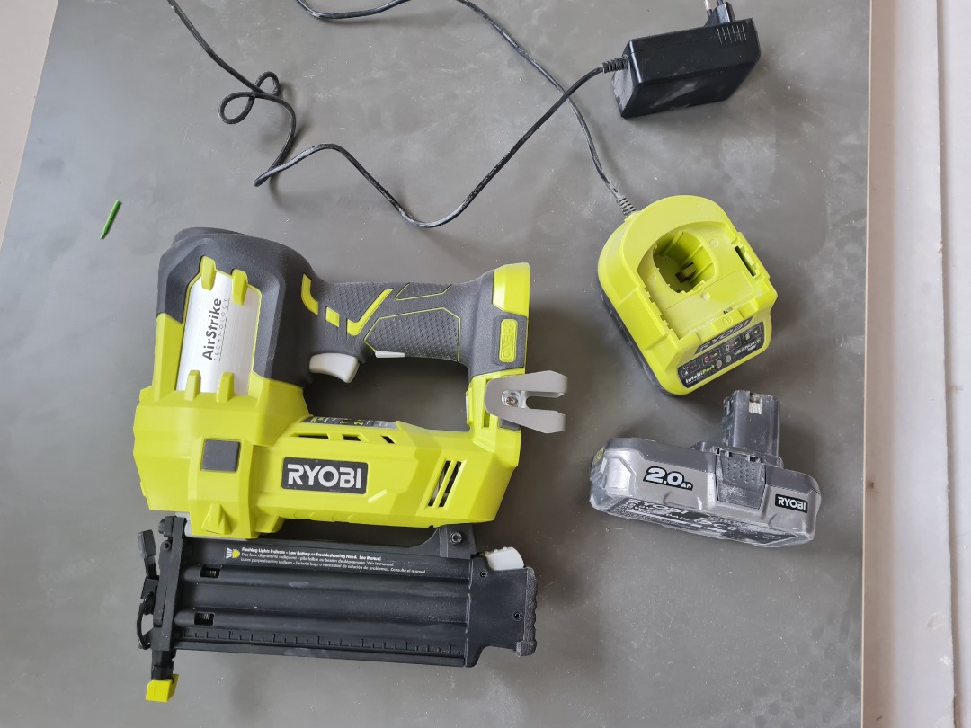Ryobi one+ spikpistol