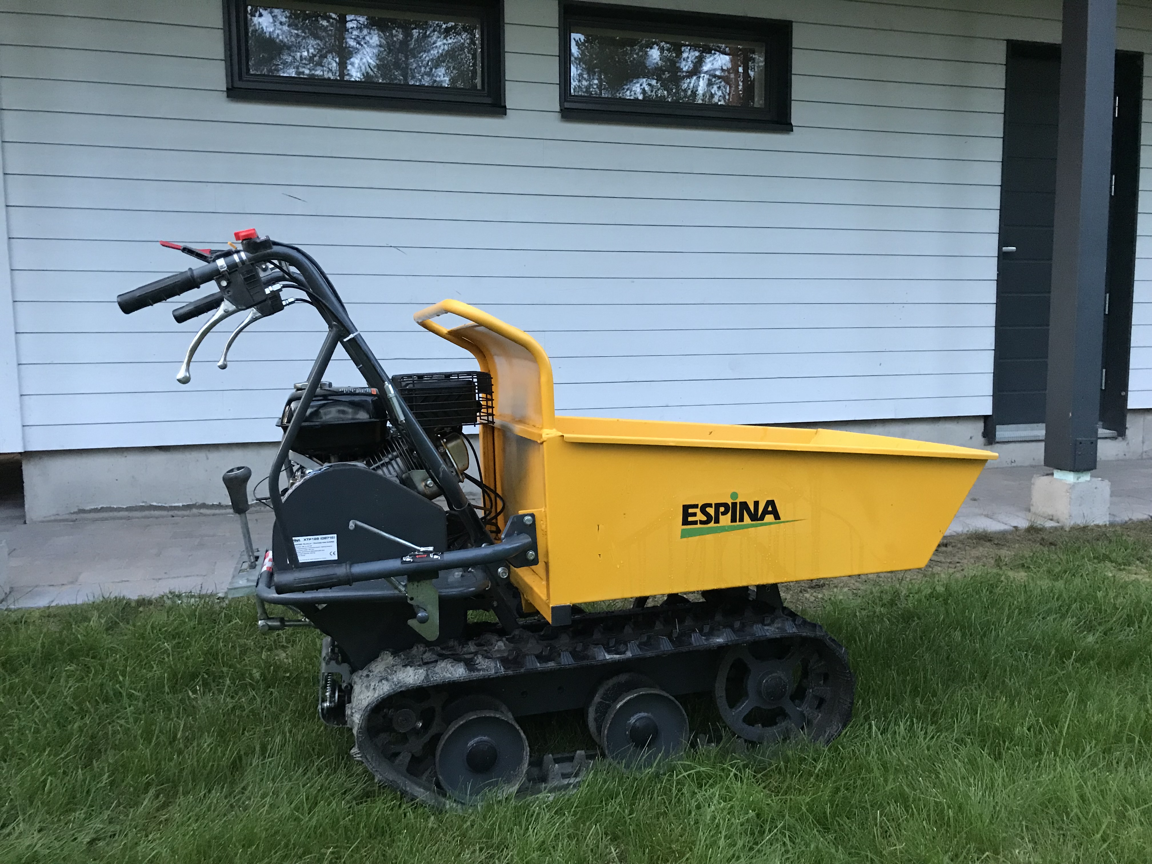 Minidumpperi telaketjuilla – 300 kg kantavuus