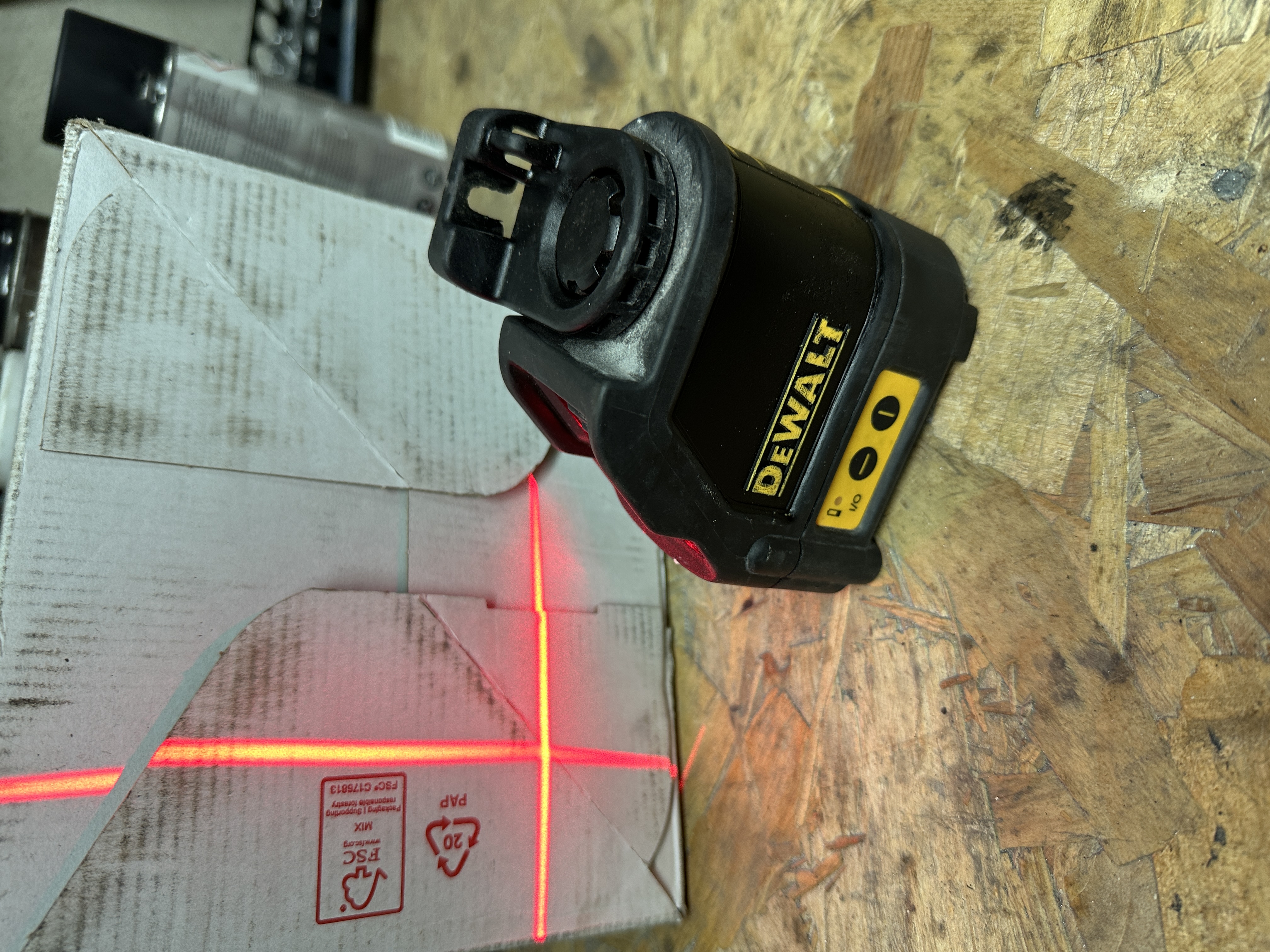 Rød dewalt krysslaser