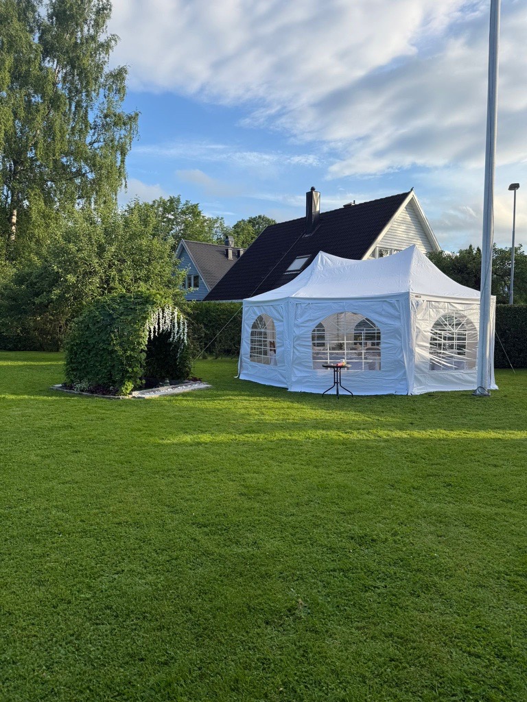 Pagodetelt til utleie 6x6m – perfekt for bryllup, konfirmasjon, hagefest eller andre arrangementer