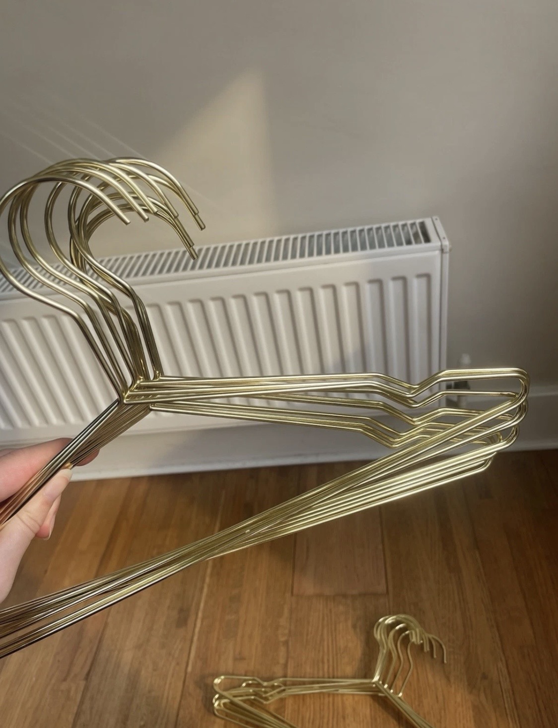Set of 100 gold wired coat hangers 