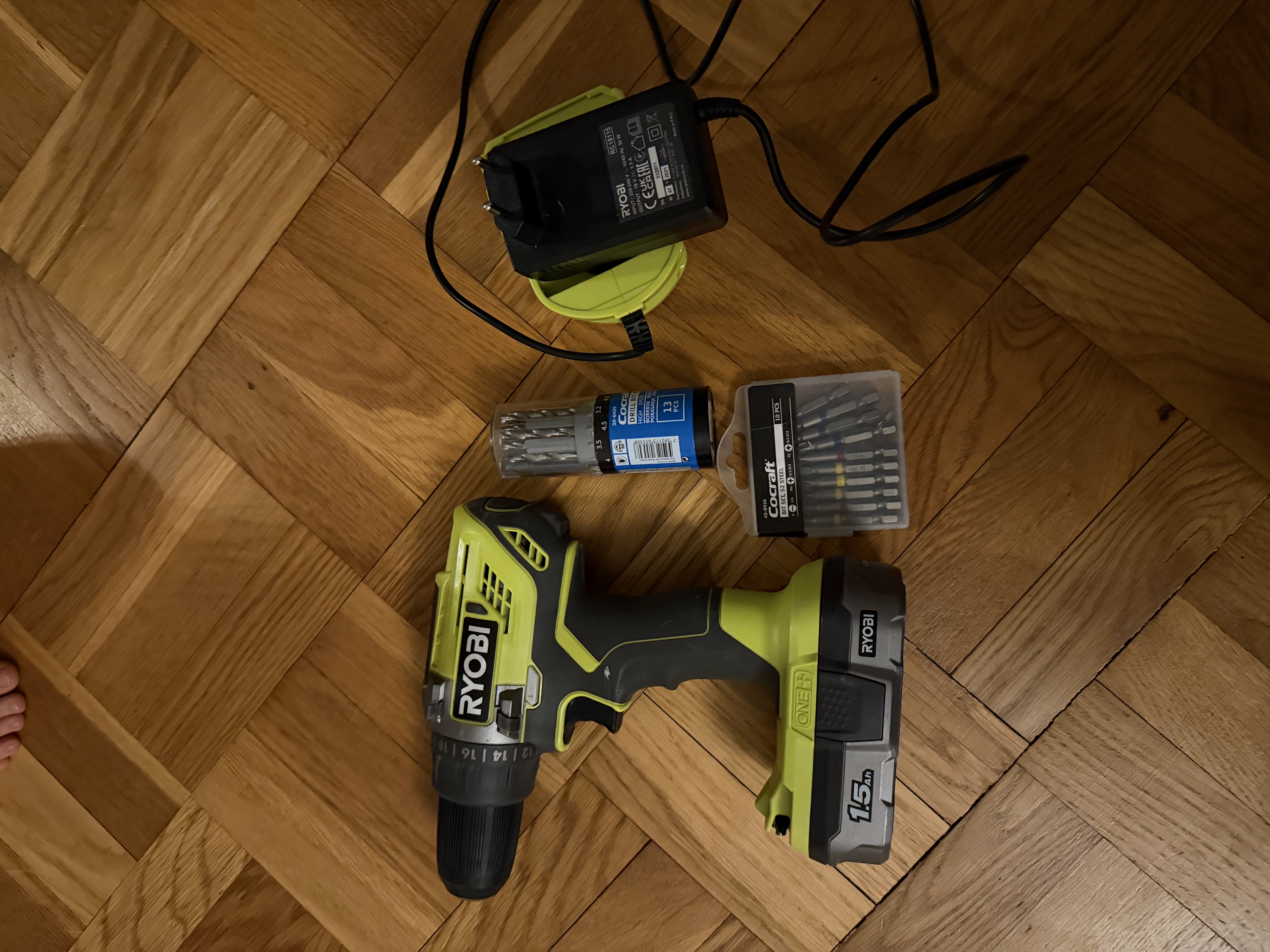 Ryobi r18dd3 med bits och borrar