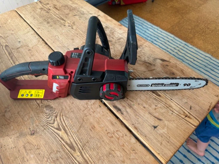 Batteridriven motorsåg