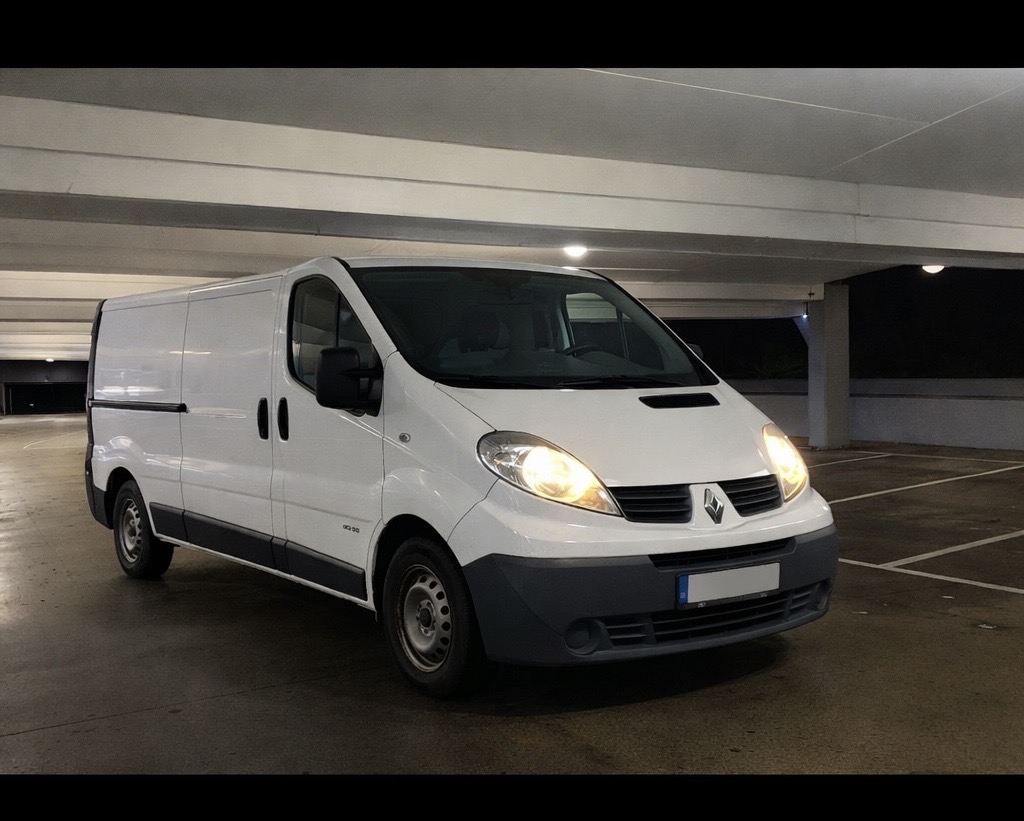 Flyttbil renault trafic skåpbil ledig