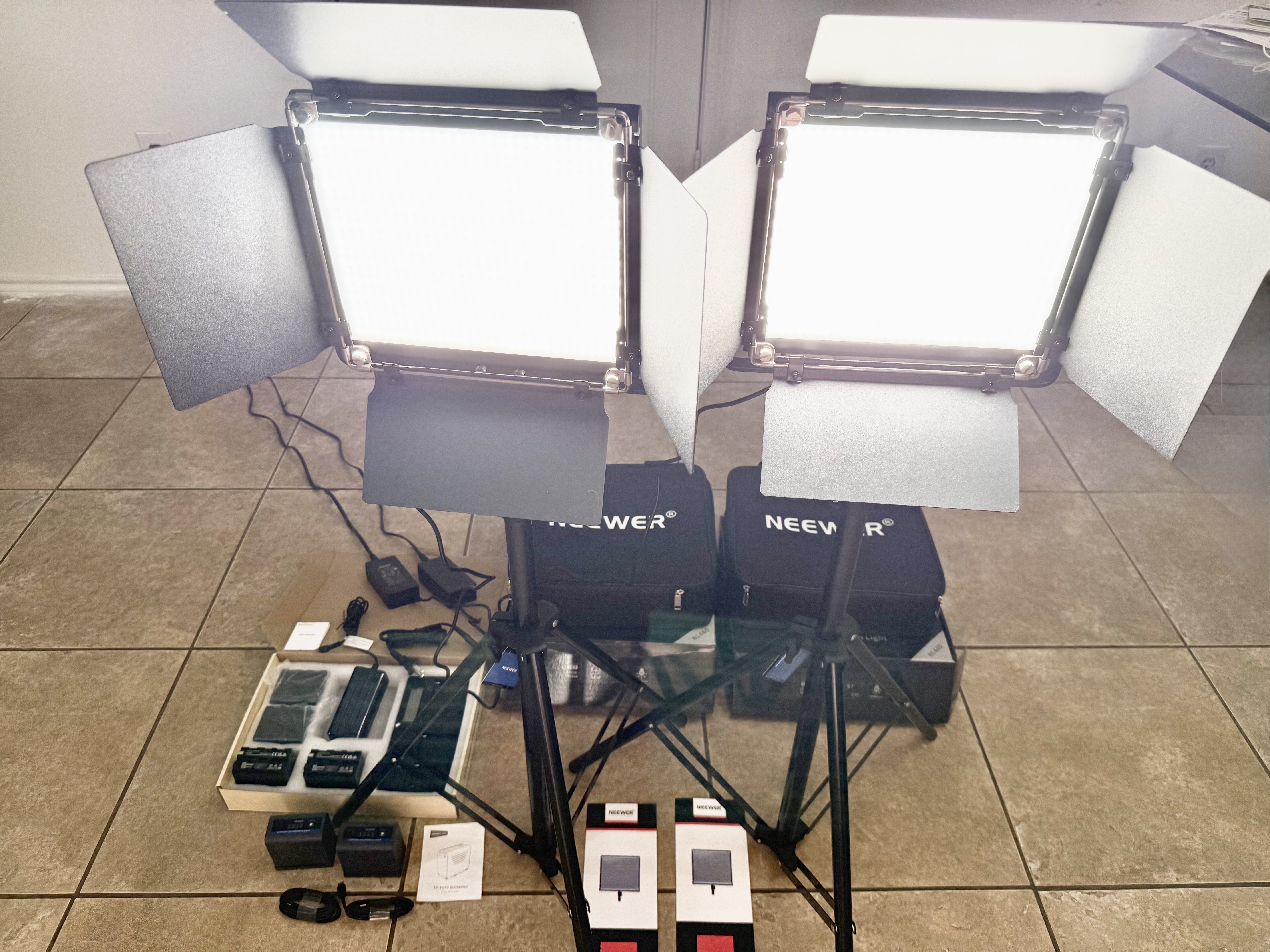 Neewer 660 led bi-color light kit with np-f970 battery bundle – 2 lights, adjustable stands (26"-75"), charger & bag