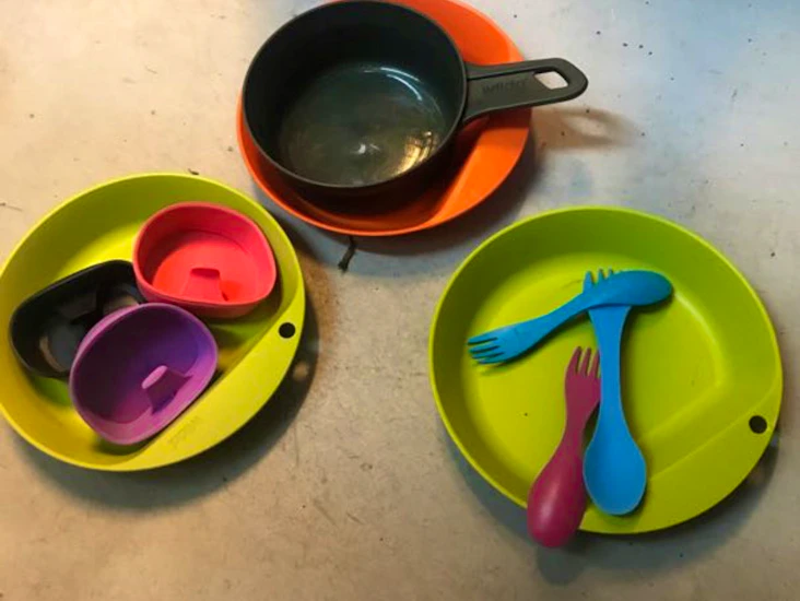 Koppar, tallrikar och bestick