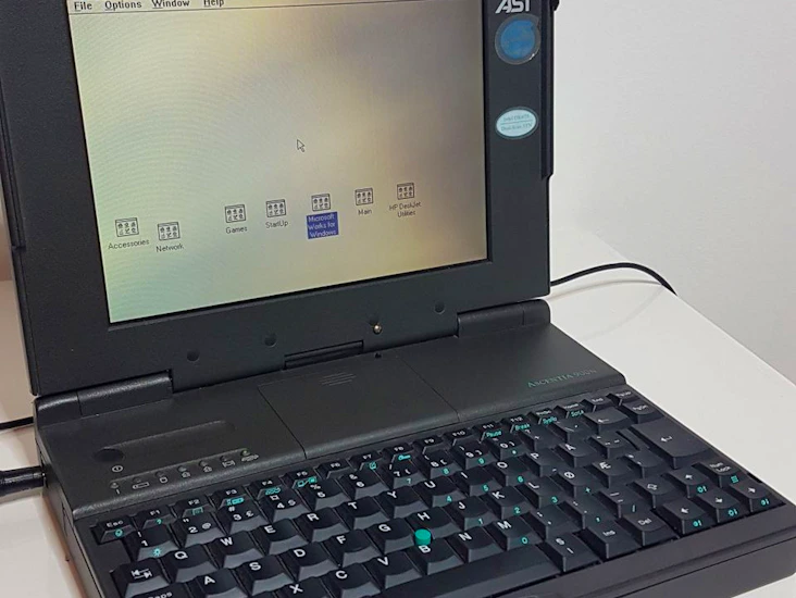 Ast ascentia 900n retro laptop