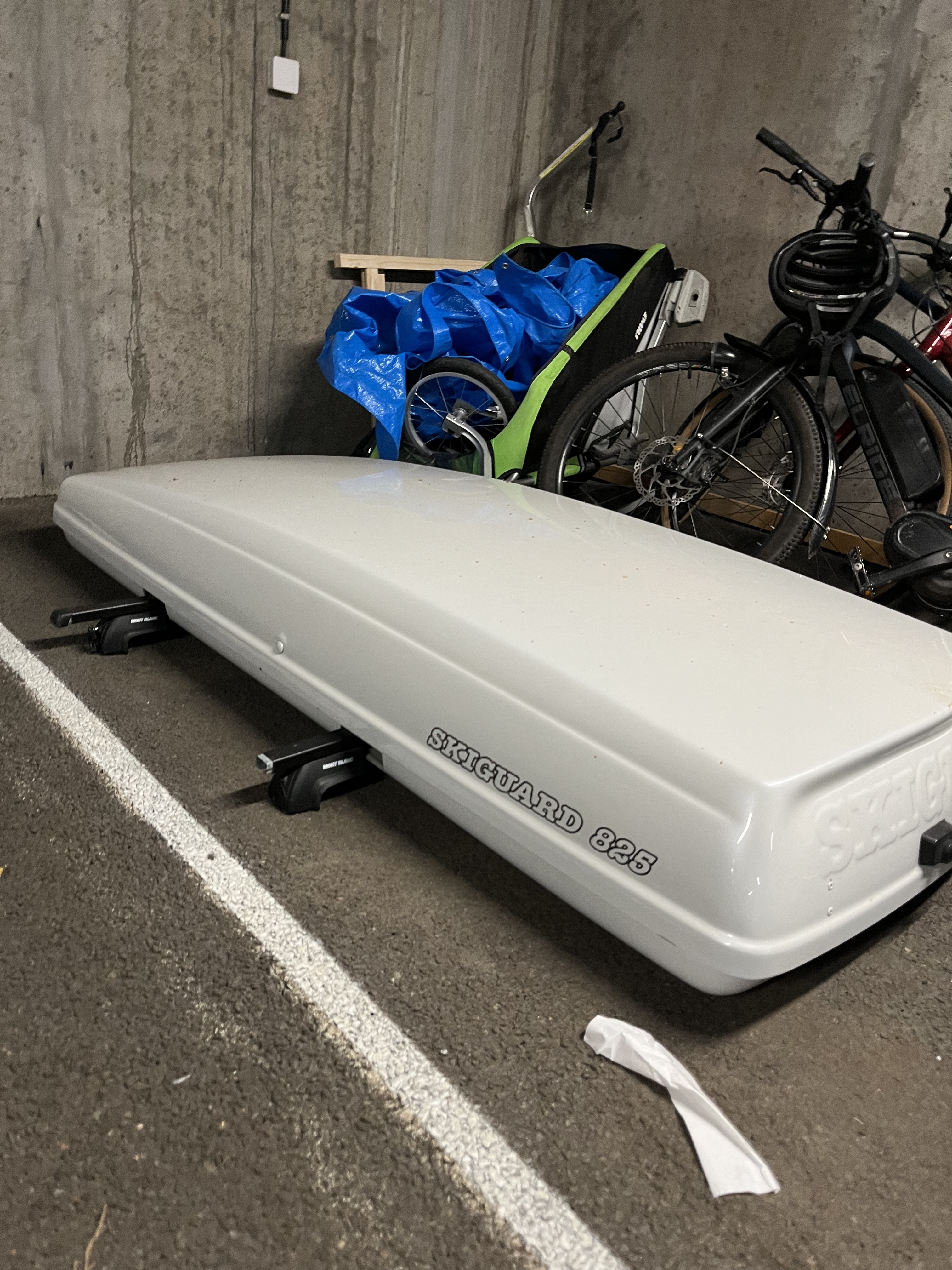 Romslig skiboks med stativ! enkelt å montere.