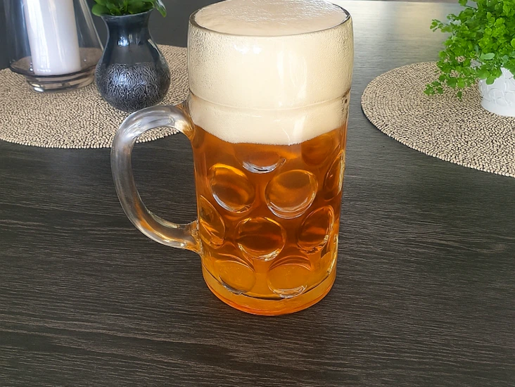 Riktiga ölsejdlar i glas 1,3 liter med 1 liters mätrand. för den riktiga oktoberfest känslan!