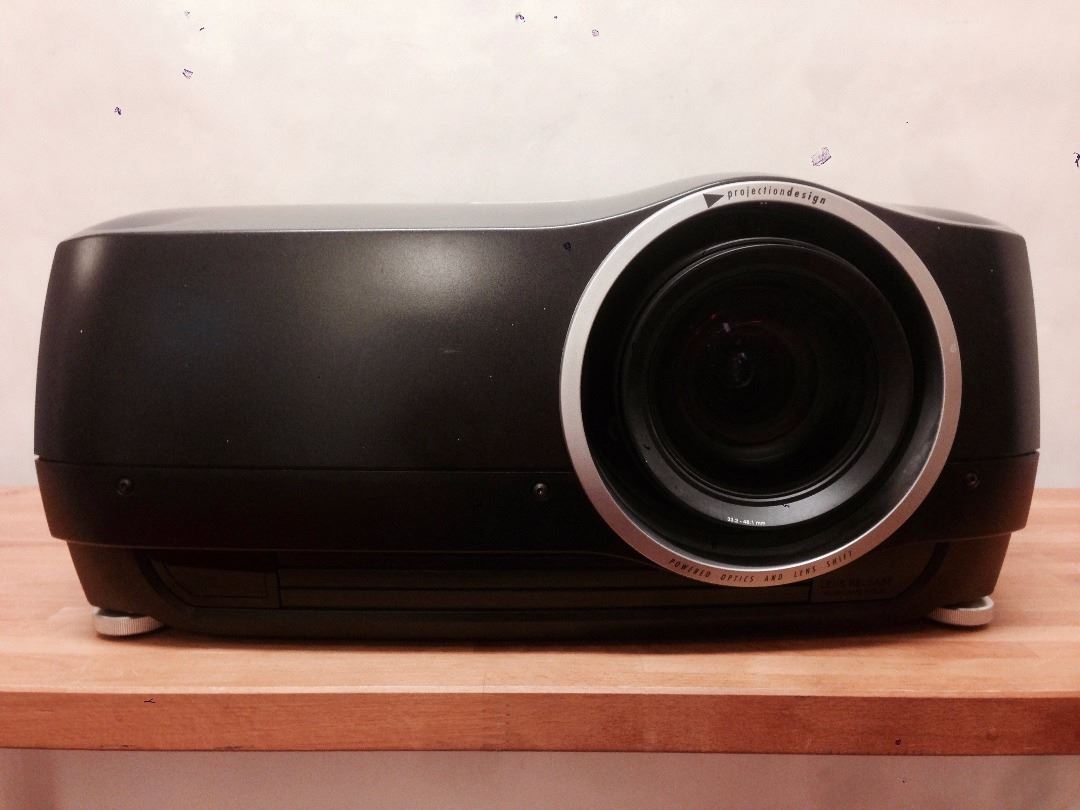 Projektor med hög prestanda för större lokal