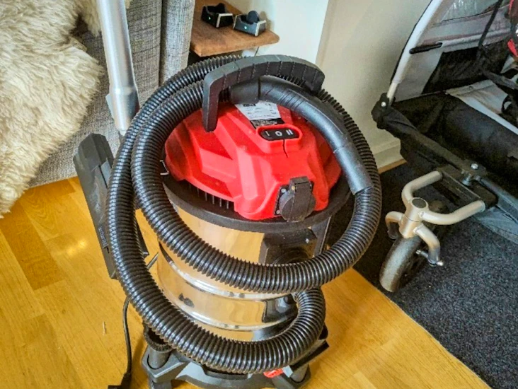 Våt- och torrdammsugare med blåsfunktion