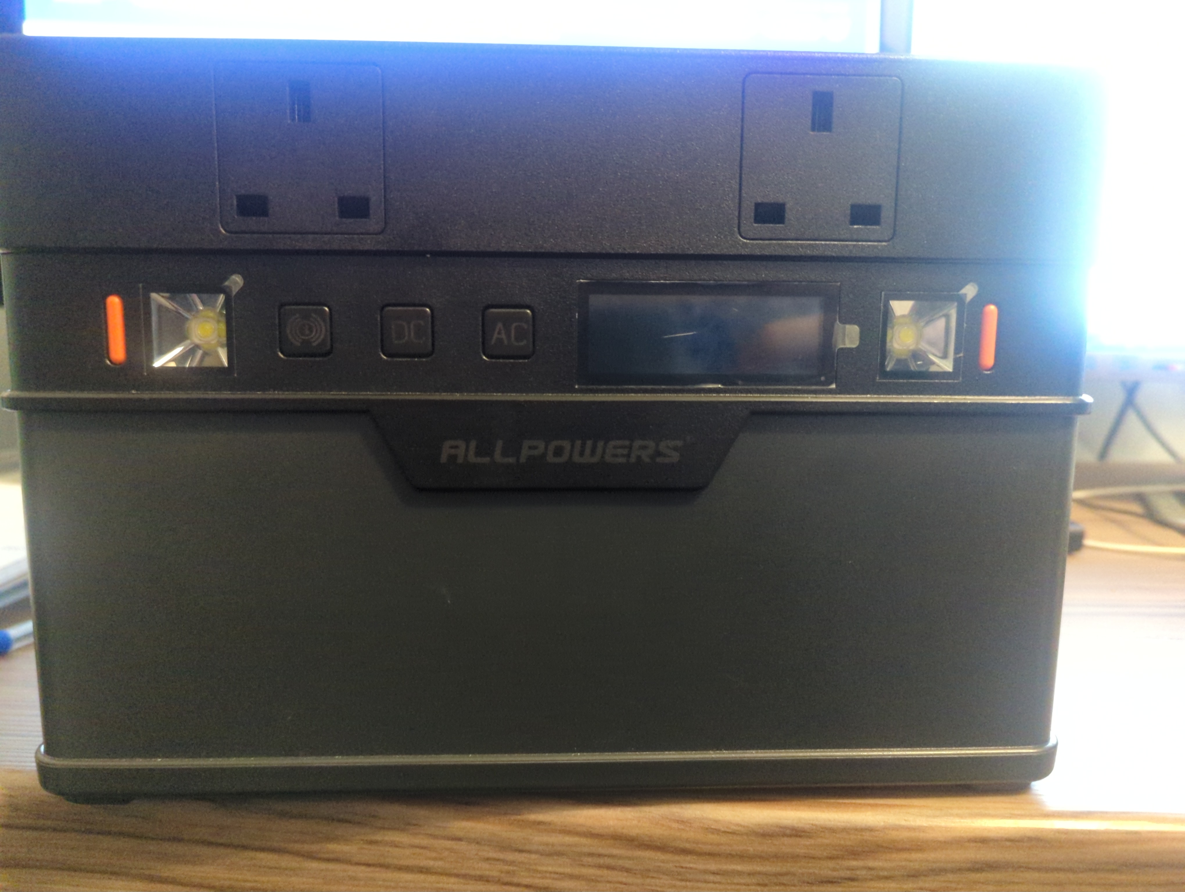 Portable power station