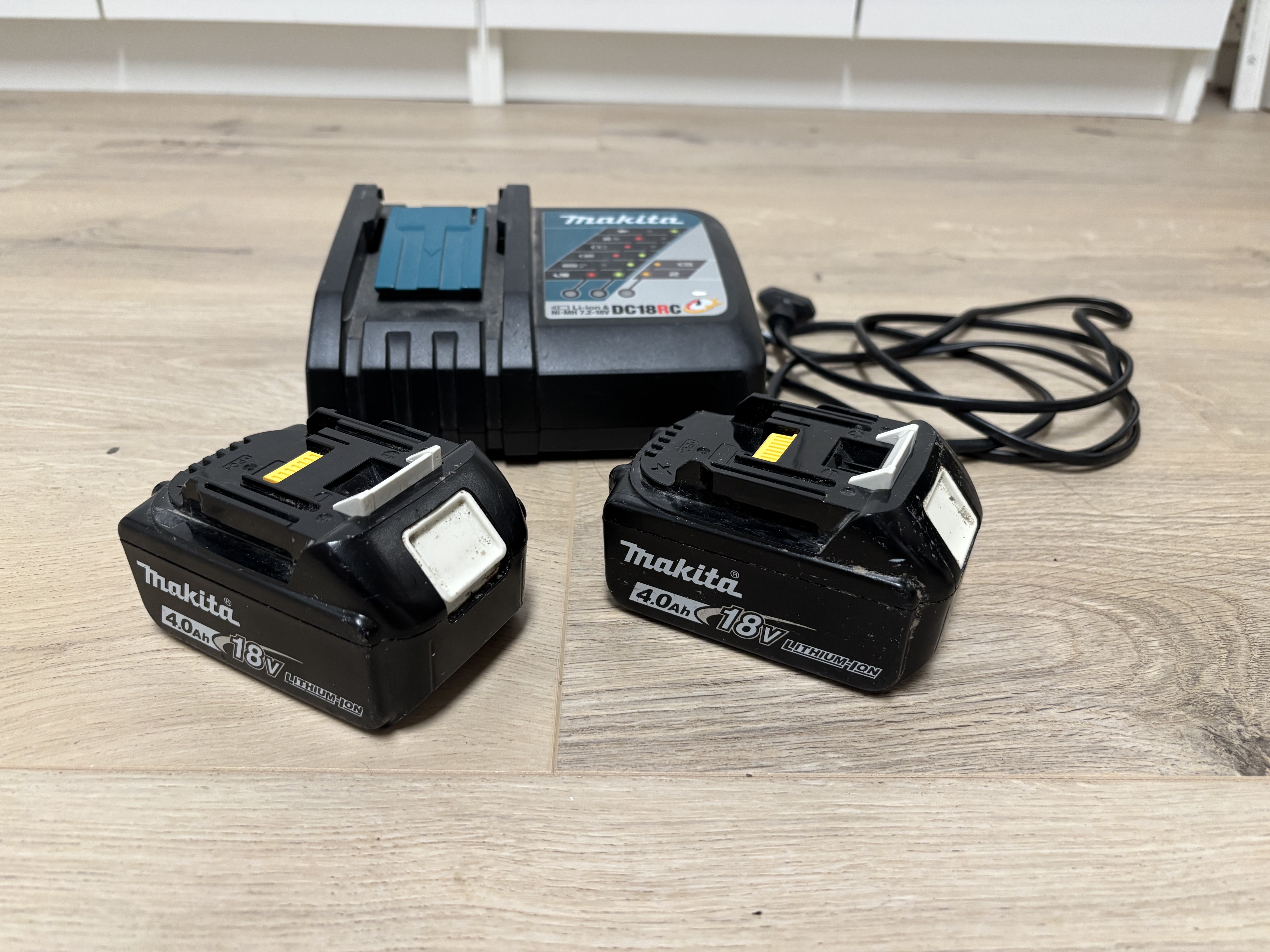 Makita 18v batteripakke – 2 stk 4,0 ah originalbatteri + hurtiglader (dc18rc)