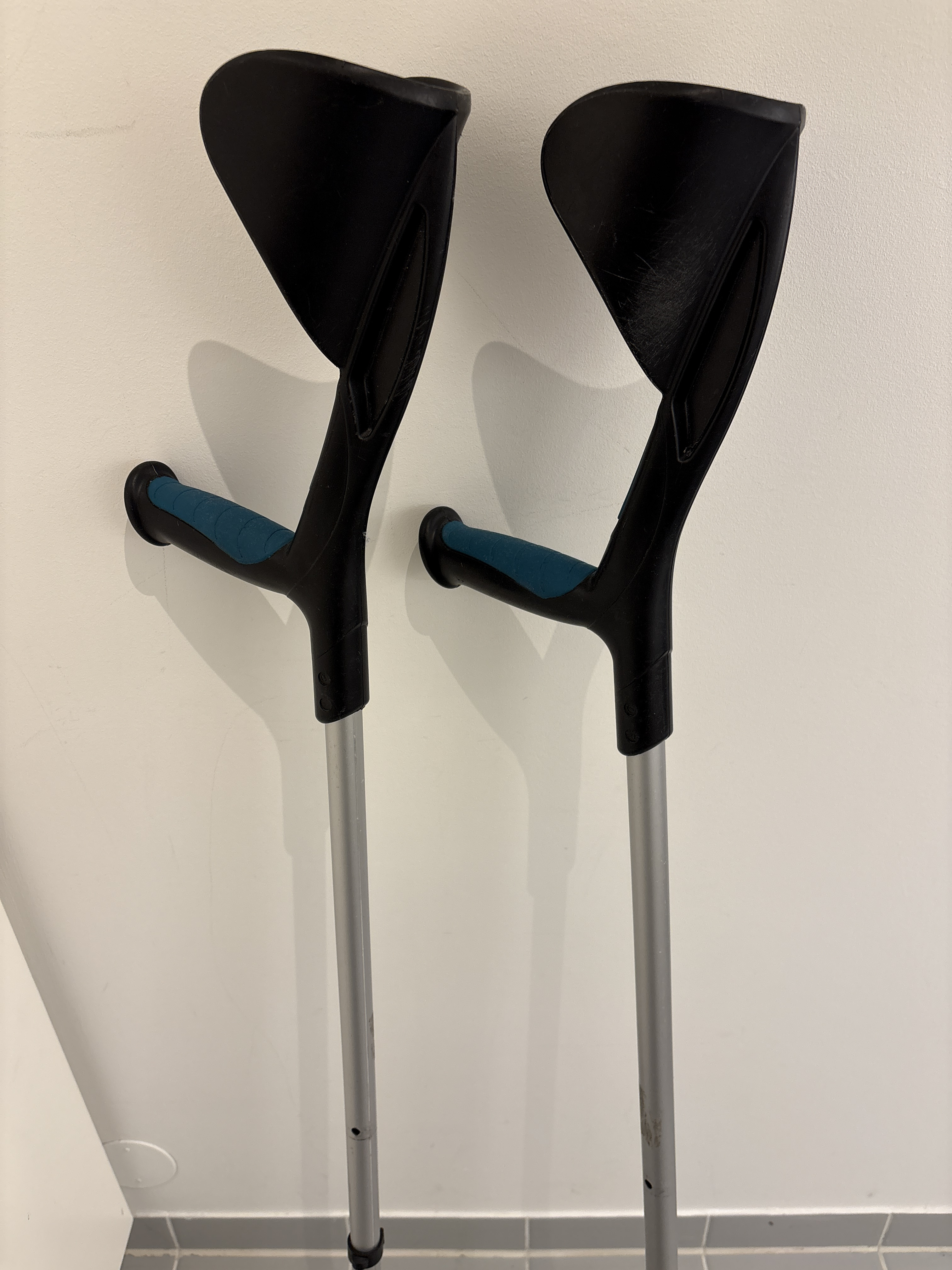 Krykker - justerbare og med ispigger 