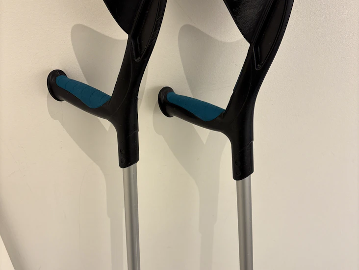 Krykker - justerbare og med ispigger