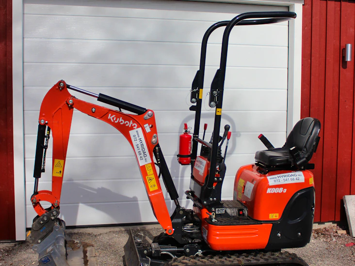 Minigrävare på släp.