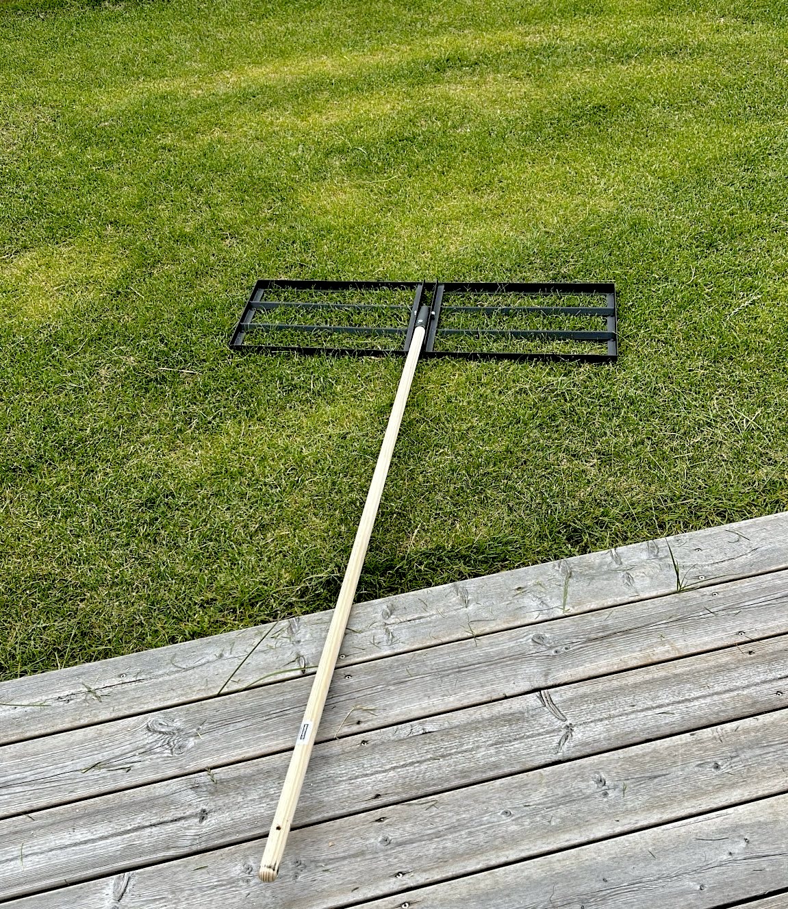 Kompostspreder og dressrive til toppdress leies ut. 