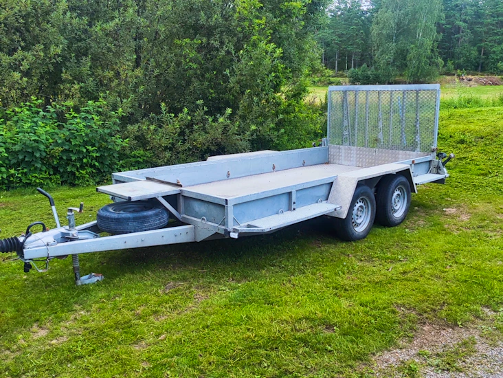 Maskintrailer – 2685 kg last – ramp & stödben