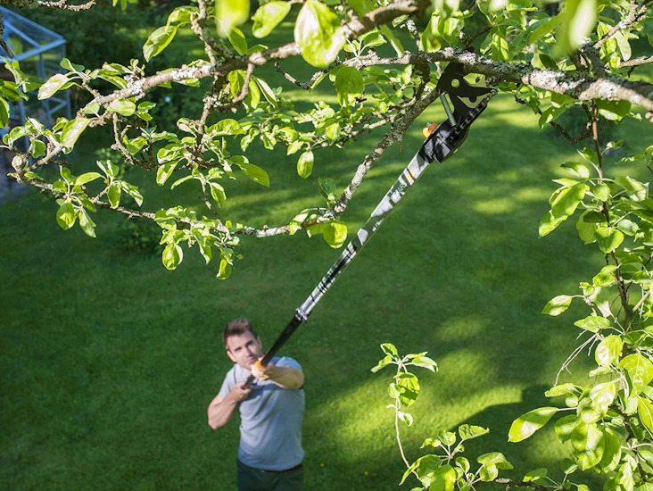 Effektiv och bekväm beskärning från marknivå med fiskars up86