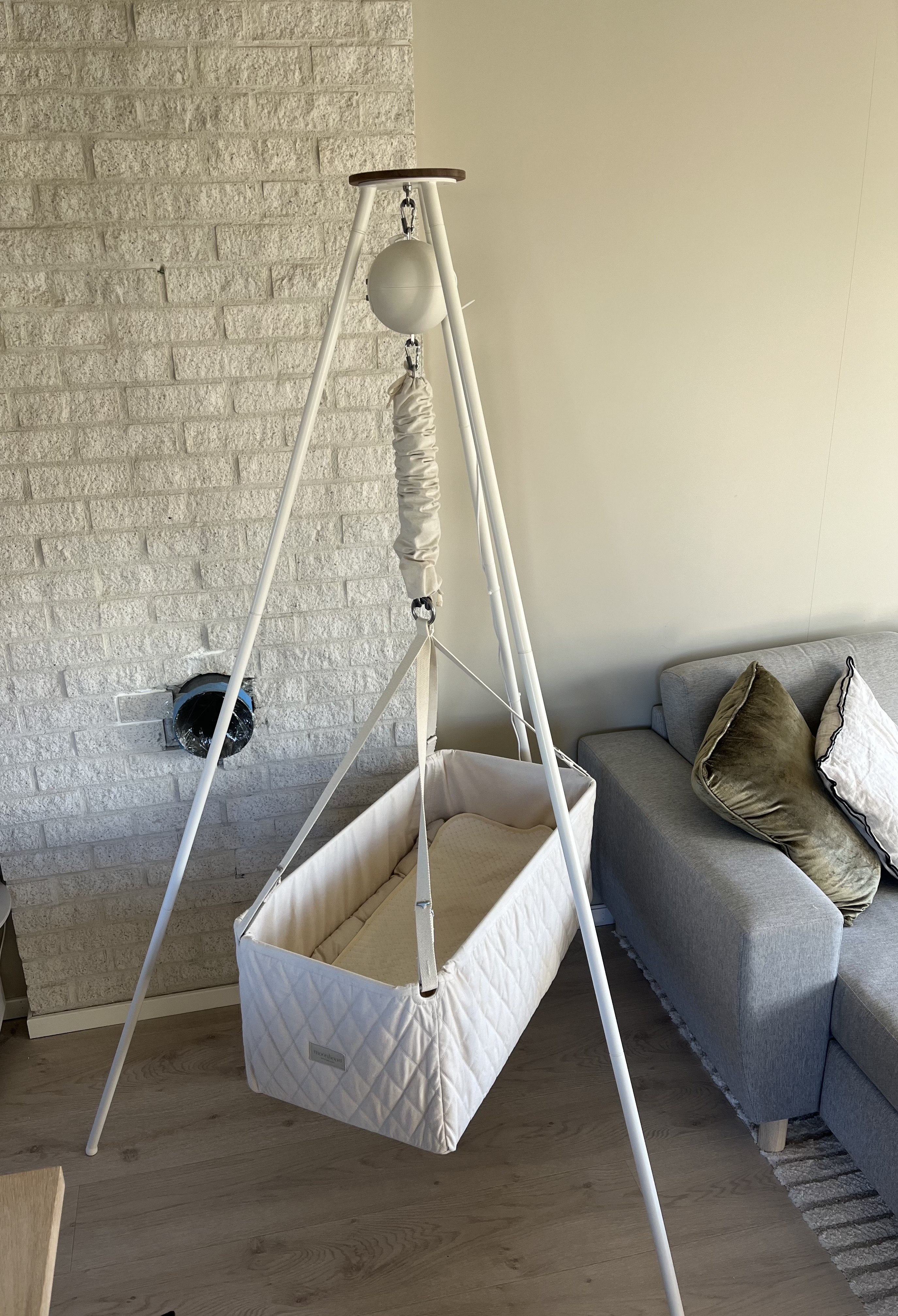 Moonboon med flat bunn og stativ leies ut