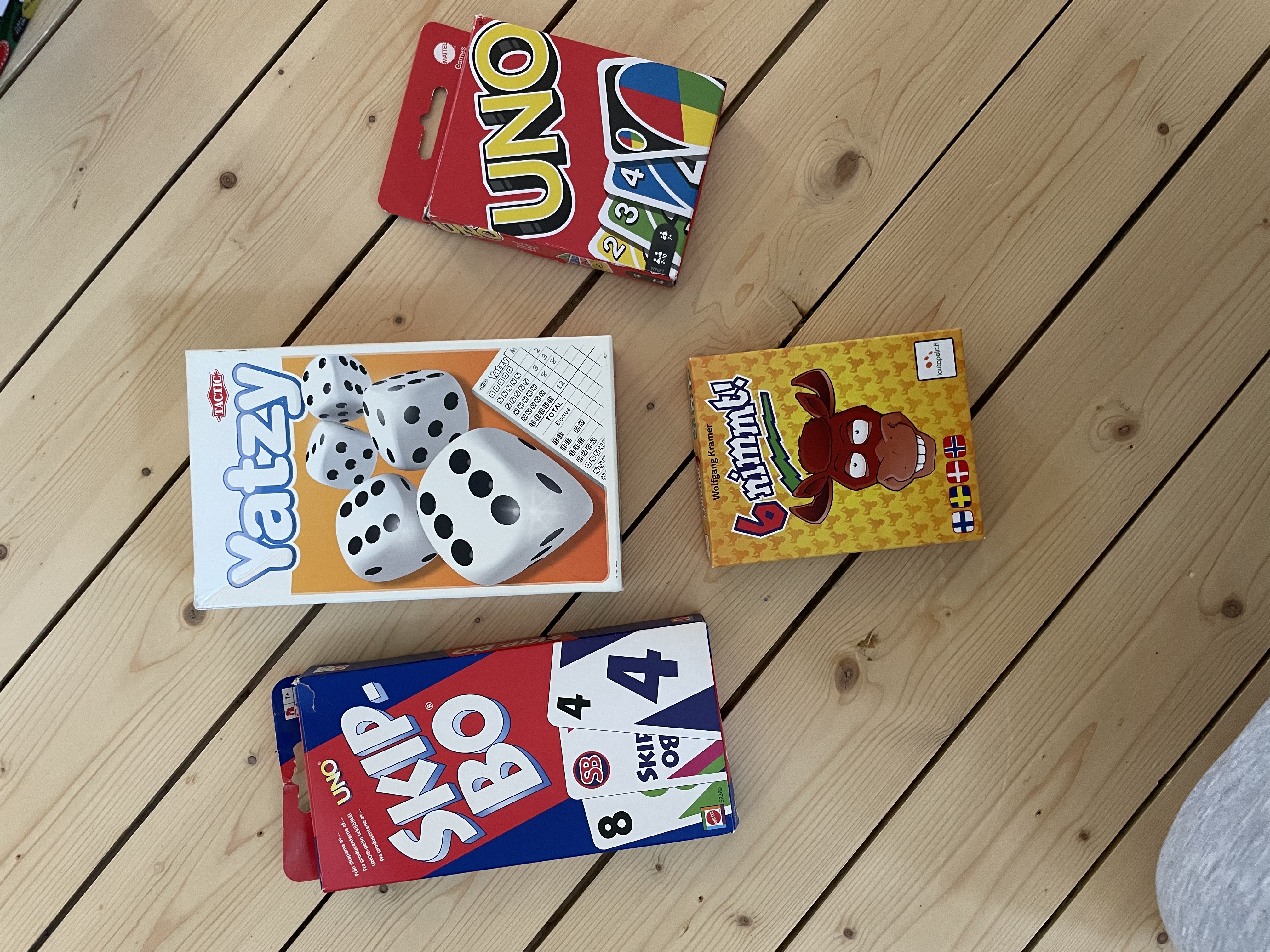 Sällskapsspel (uno) (skipbo) (yatzy) (6nimnt)