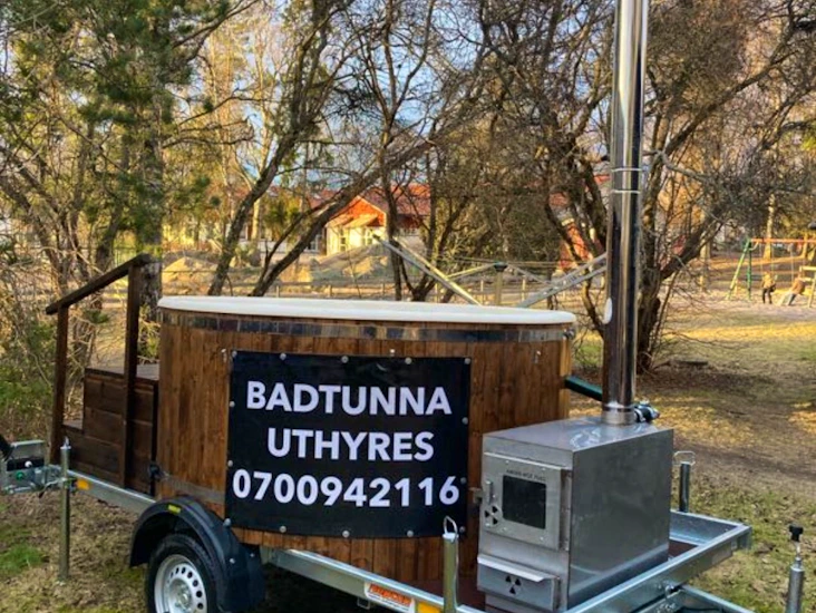 Mobil badtunna på ett släp