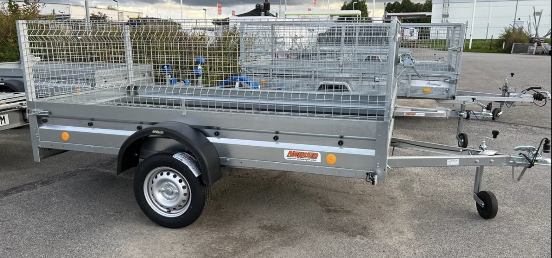 Släpvagn med nätgrind och tipp – 253 × 129 cm