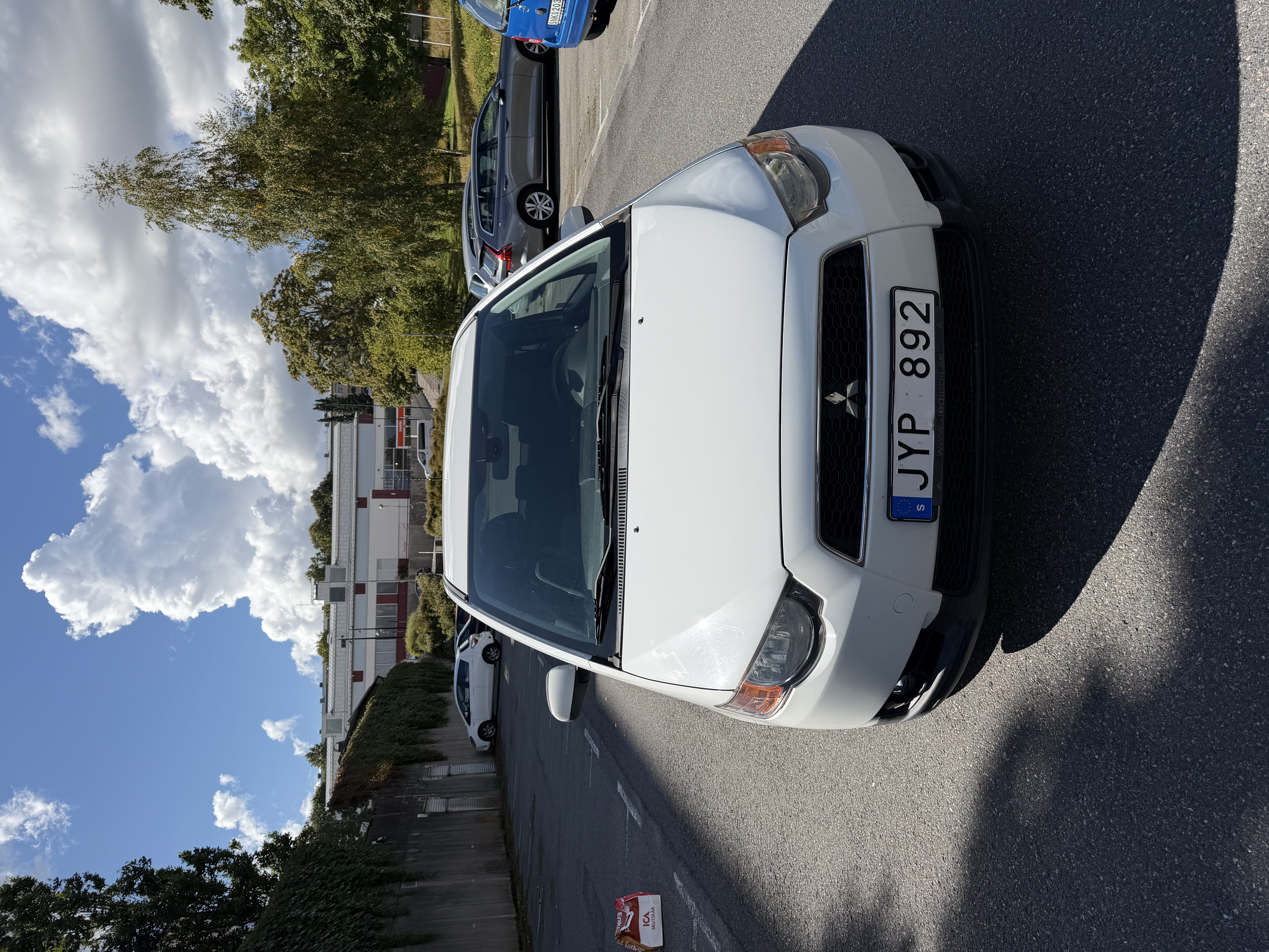 Vit mitsubishi colt – smidig och bränslesnål bil att hyra 🚗