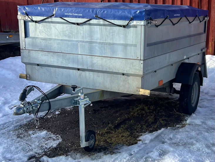 Tilhenger med høye karmer og pressening