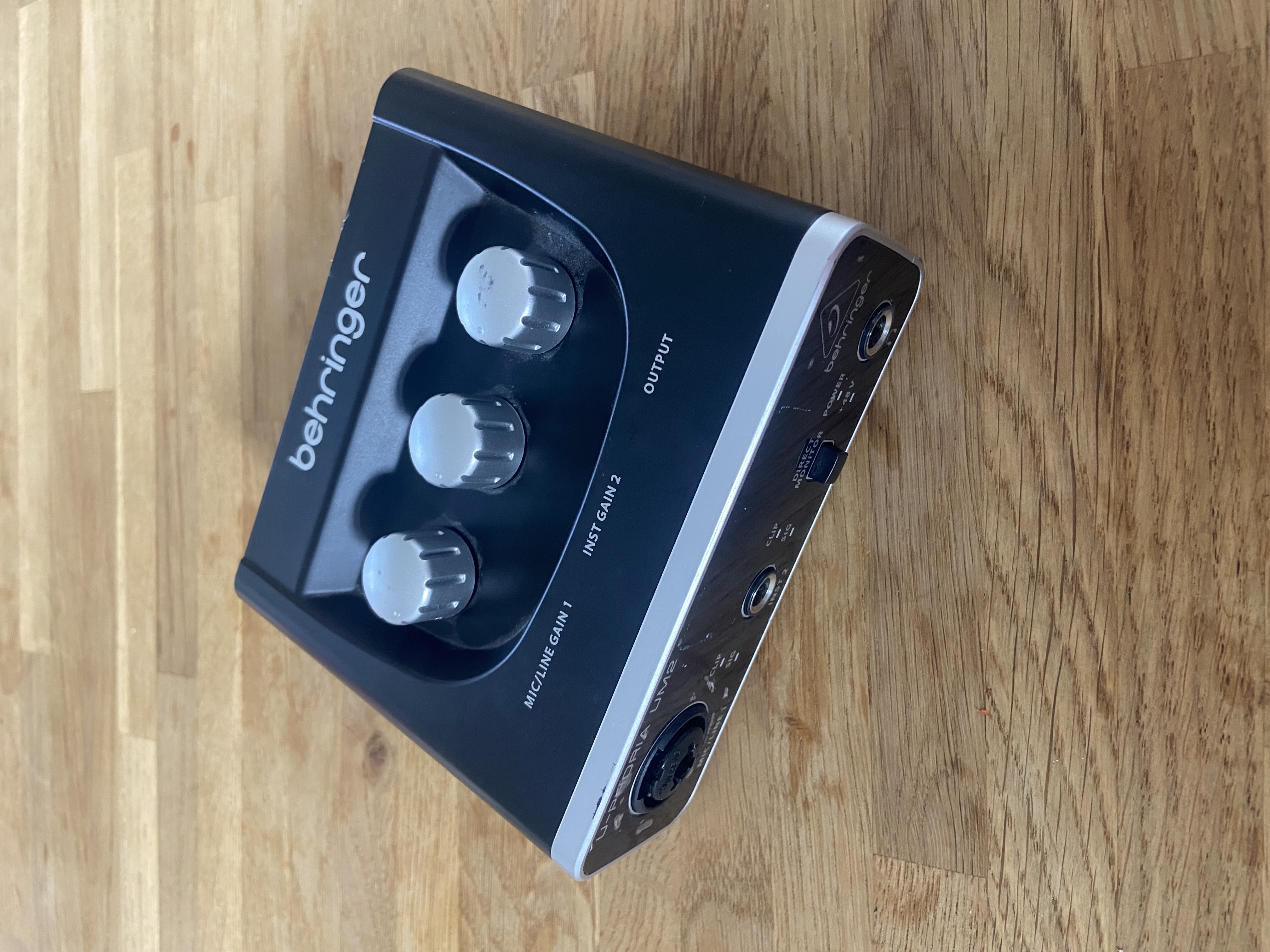 Behringer u-phoria um2 usb audio interface